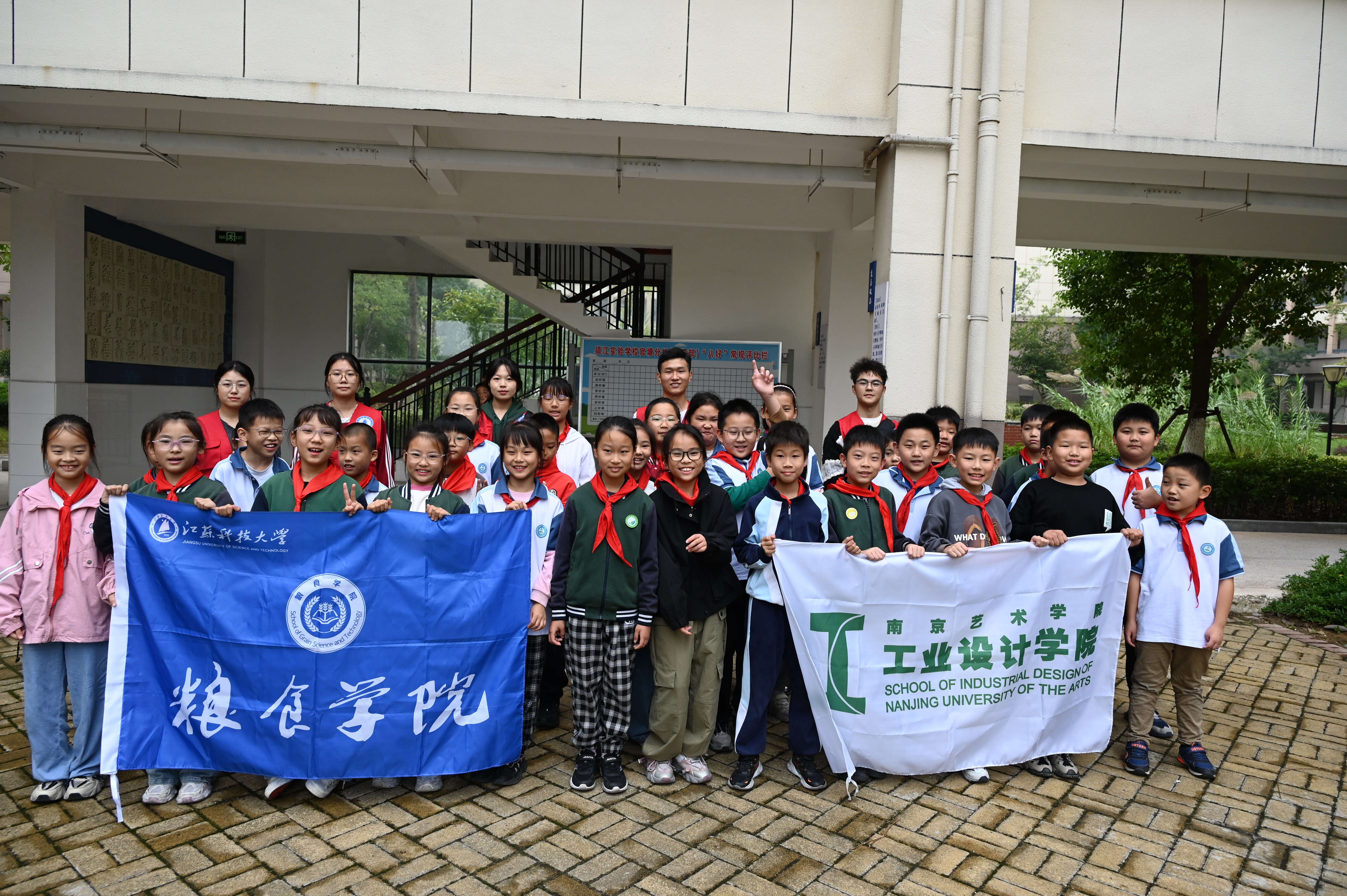 1729088379365202.jpg 图为志愿者在观塘小学留影纪念.jpg