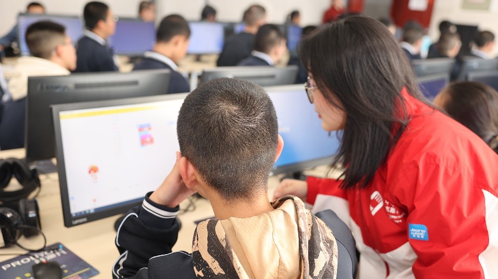 1680148469716777.jpg 图为研究生支教团成员辅导学生进行动画编程.jpg