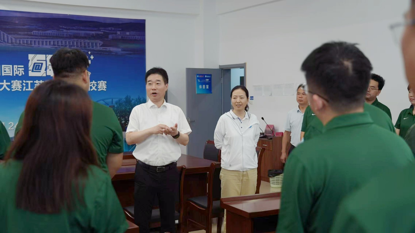 1752144205655835.jpg 书记校长.jpg