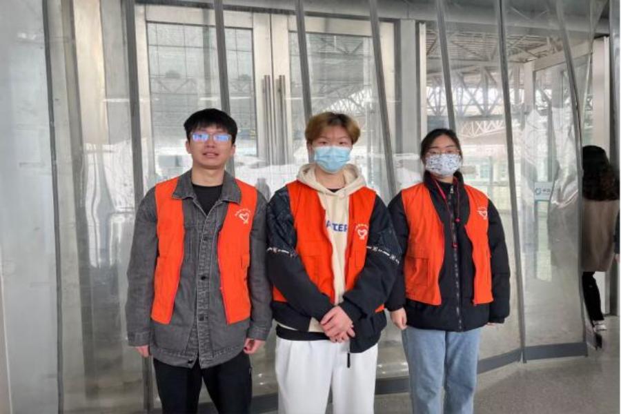 1679895646671479.jpg 图为安博体育手机版自动化学院思源服务社高铁志愿服务二队于镇江站合照 王皓 摄.jpg