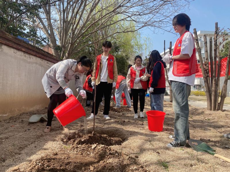 1678855968434200.jpg 安博体育手机版物业中心联合深蓝学院开展雷锋志愿服务月·“正‘植’青春”植树节活动.jpg