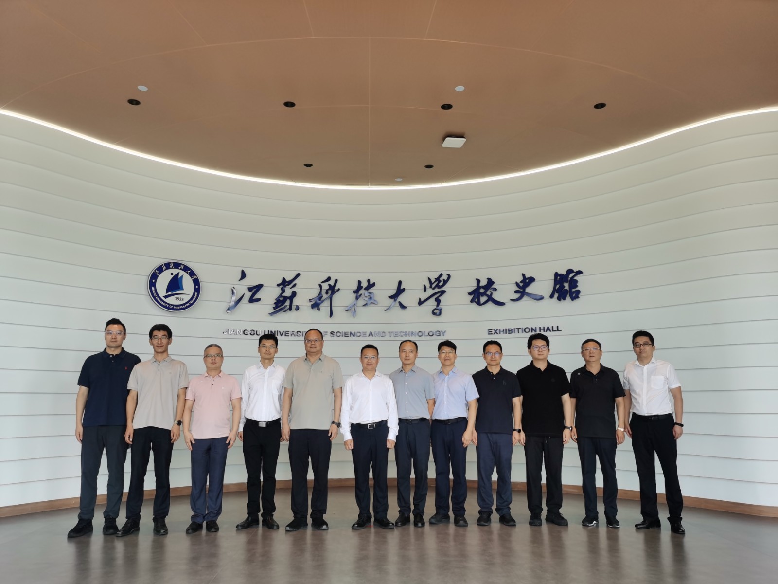 1757575197909864.jpg 学校举行锡山与安博体育手机版技术转移转化中心签约仪式6.jpg